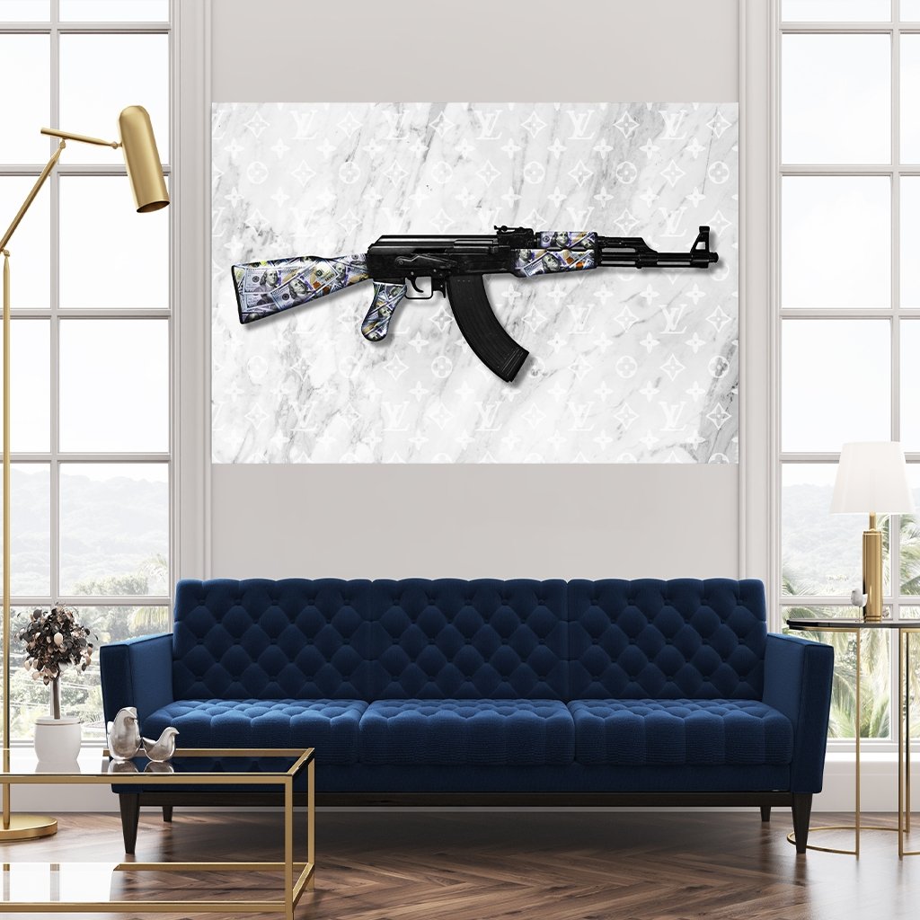 Das Motiv hängt über einem modernen Sofa zwischen zwei Fenstern