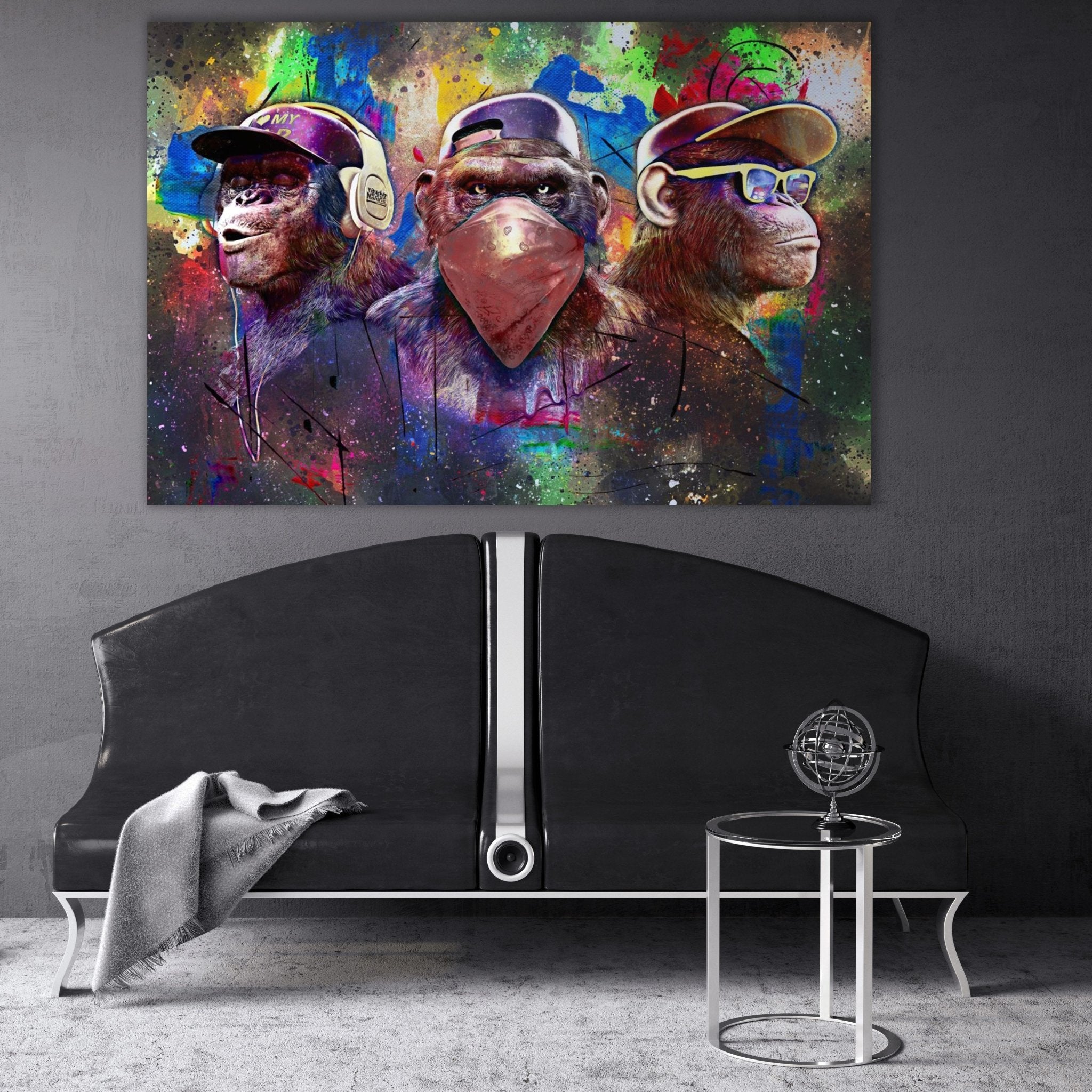 Das Motiv hängt über einem Leder-Sofa