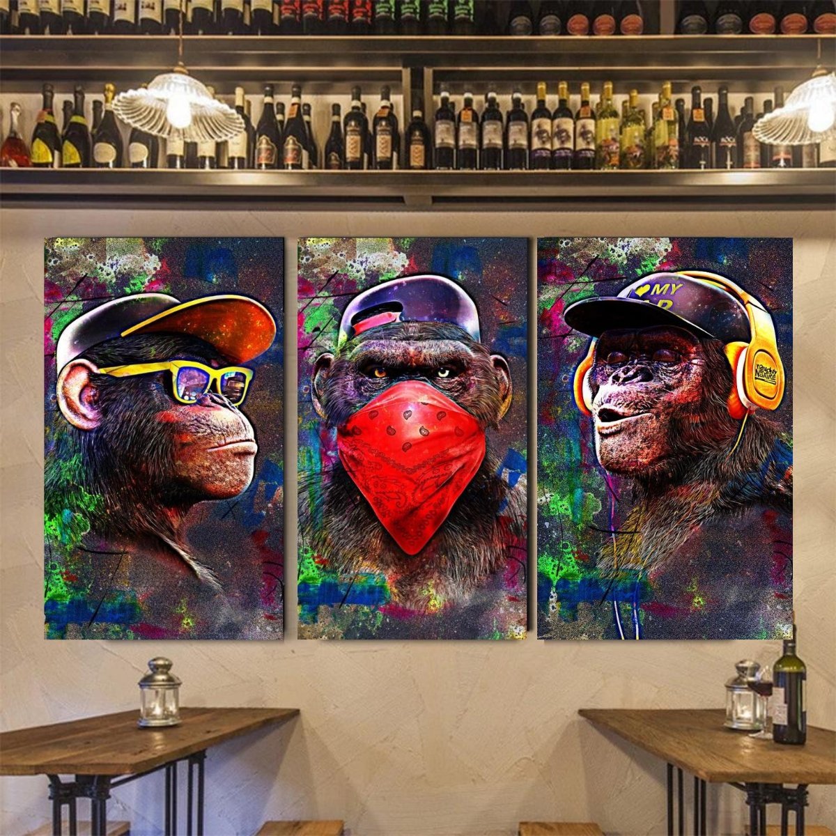 Die drei Motive hängen in einer Bar