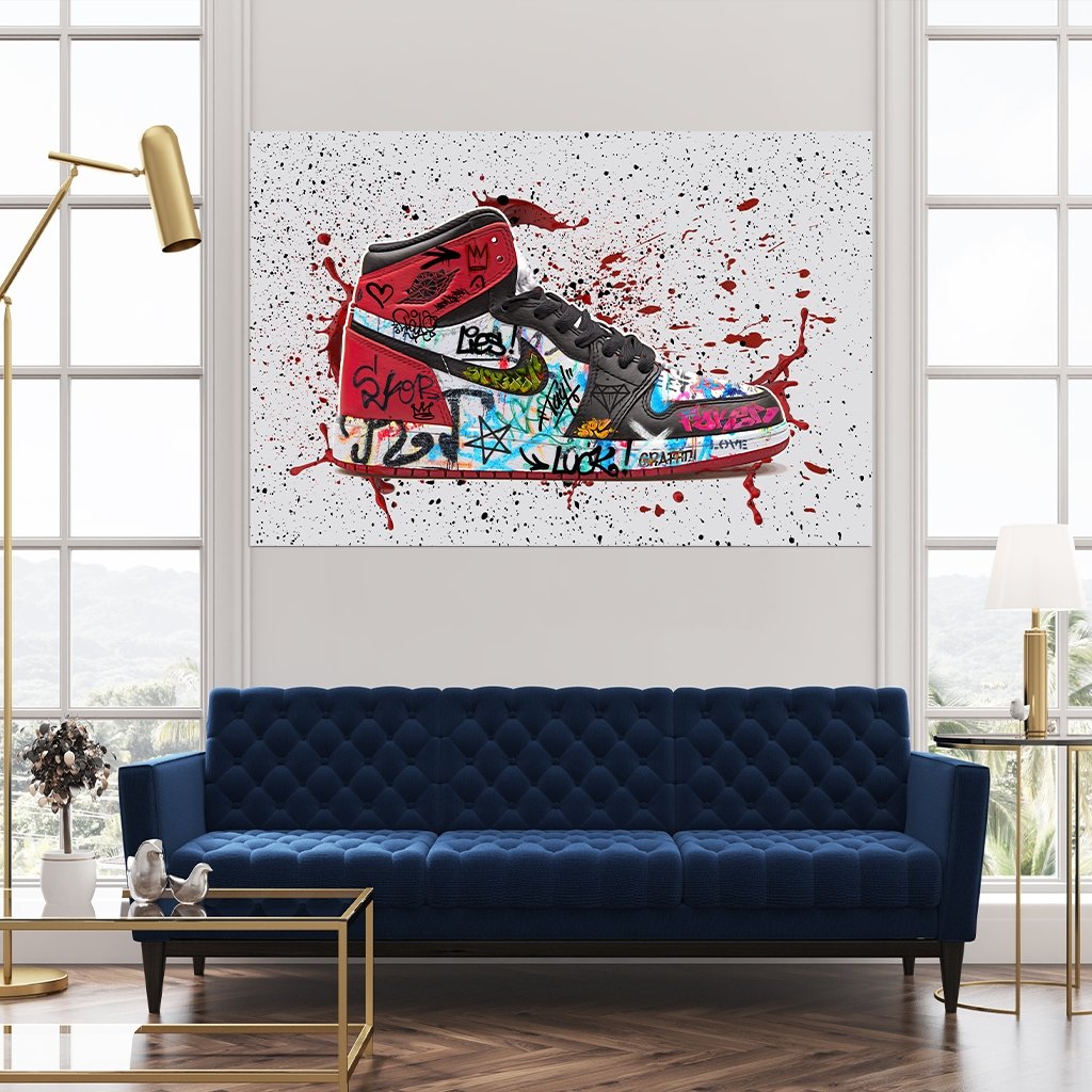 Das Motiv hängt über einem modernen Sofa zwischen zwei Fenstern