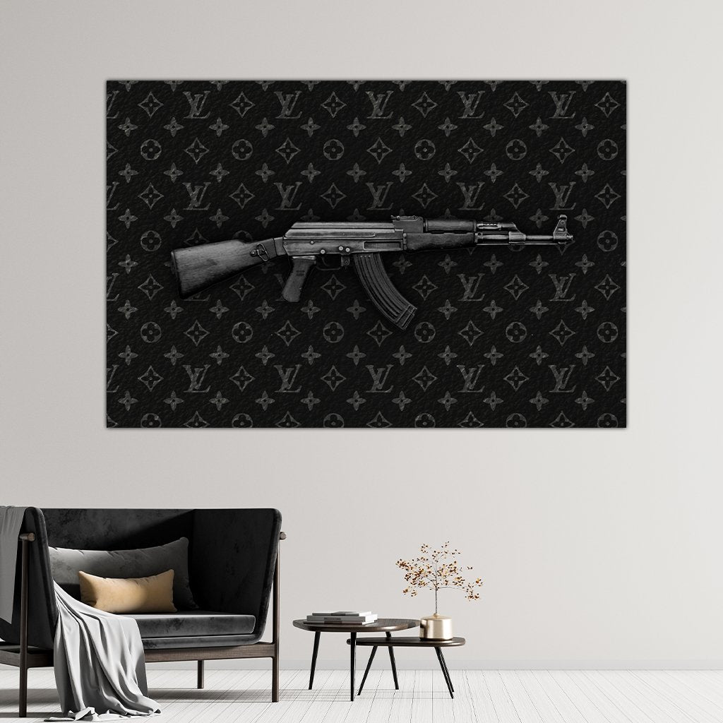 Das Motiv hängt über einer modernen Sitzgelegenheit