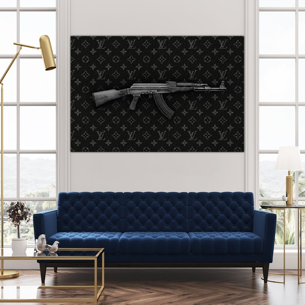 Das Motiv hängt über einem modernen Sofa zwischen zwei Fenstern