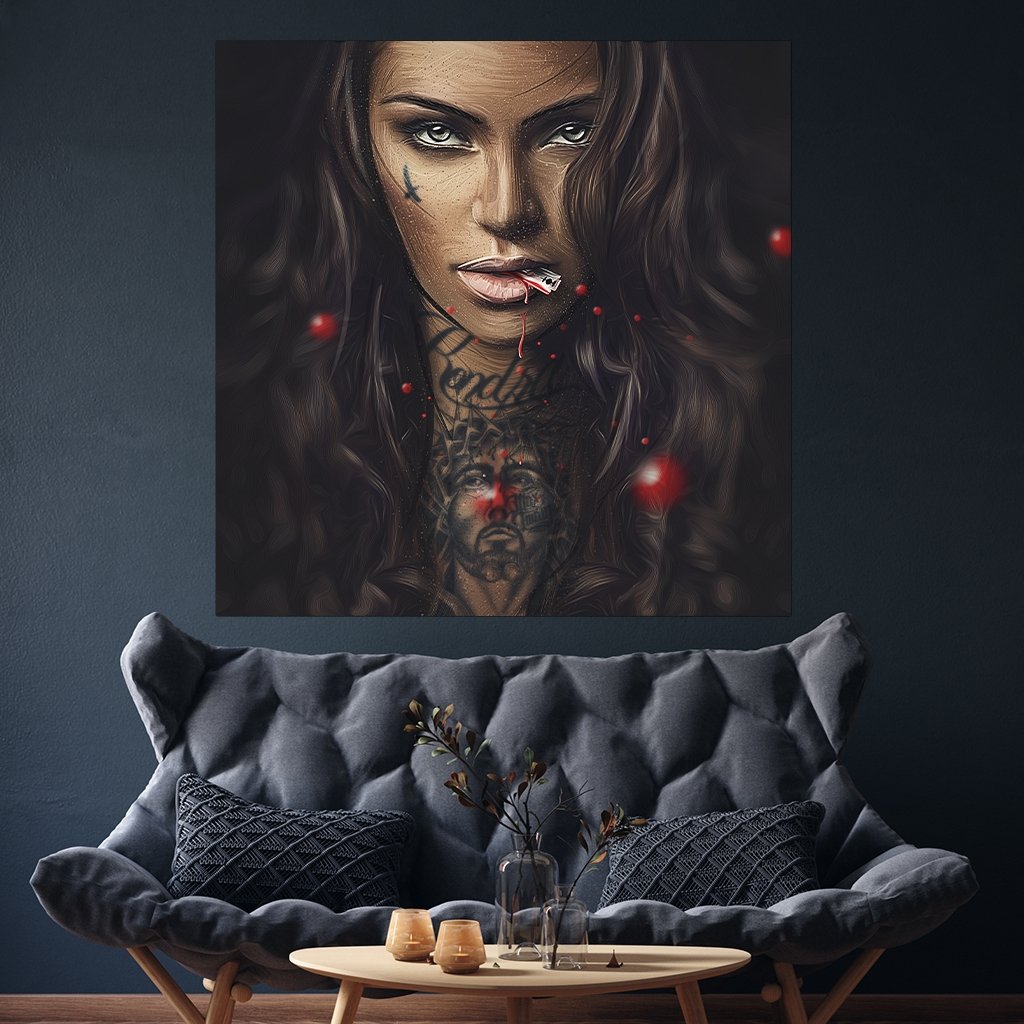 Das Motiv hängt über einem modernen Sofa