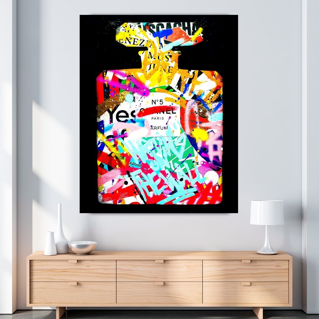 Das Motiv hängt über einer Kommode