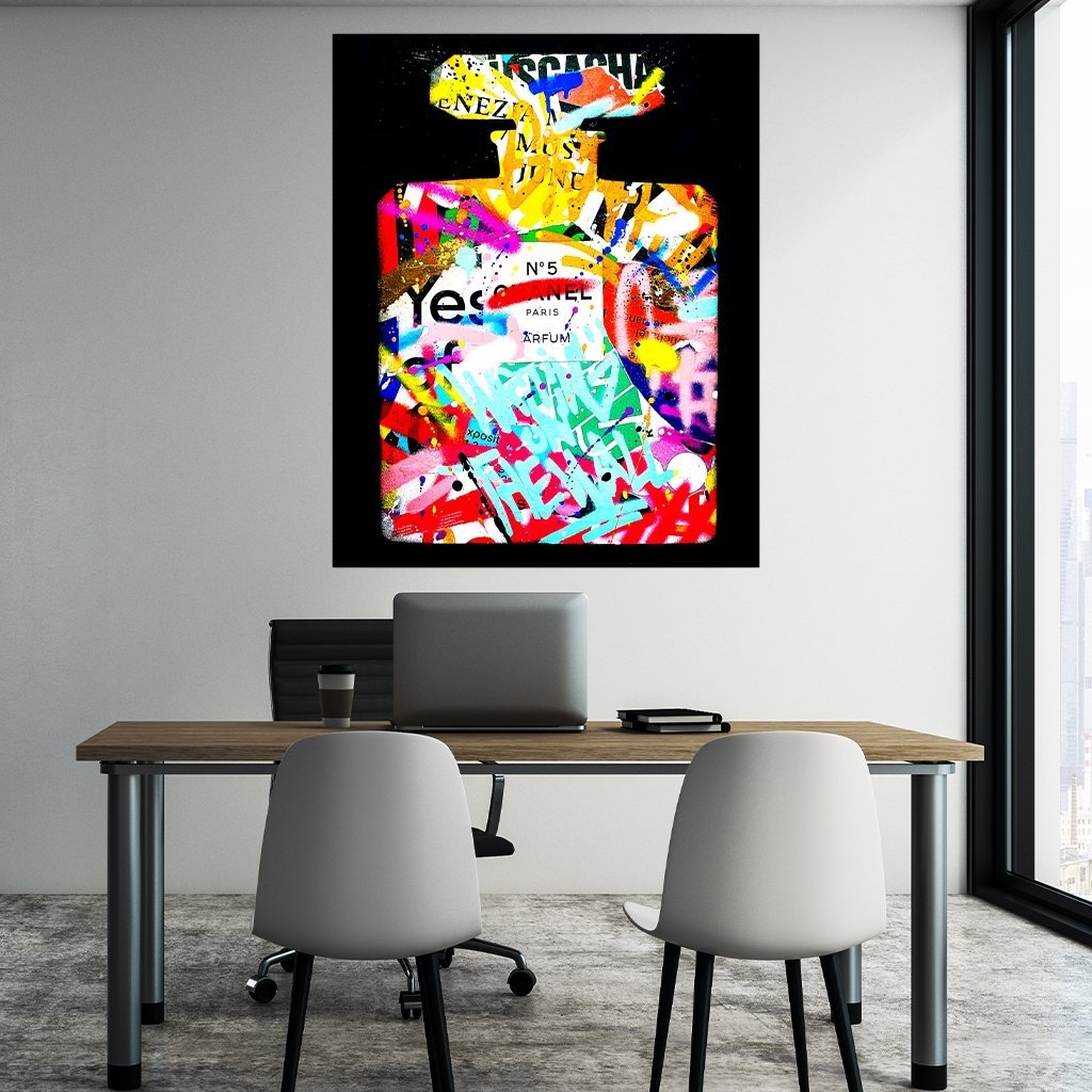 Das Motiv hängt in einem Büro