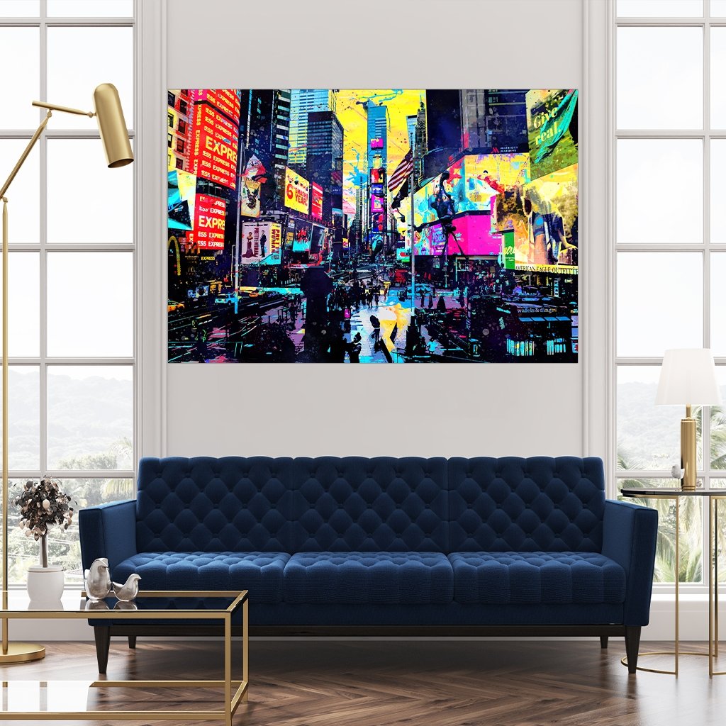 Das Motiv hängt über einem modernen Sofa zwischen zwei Fenstern