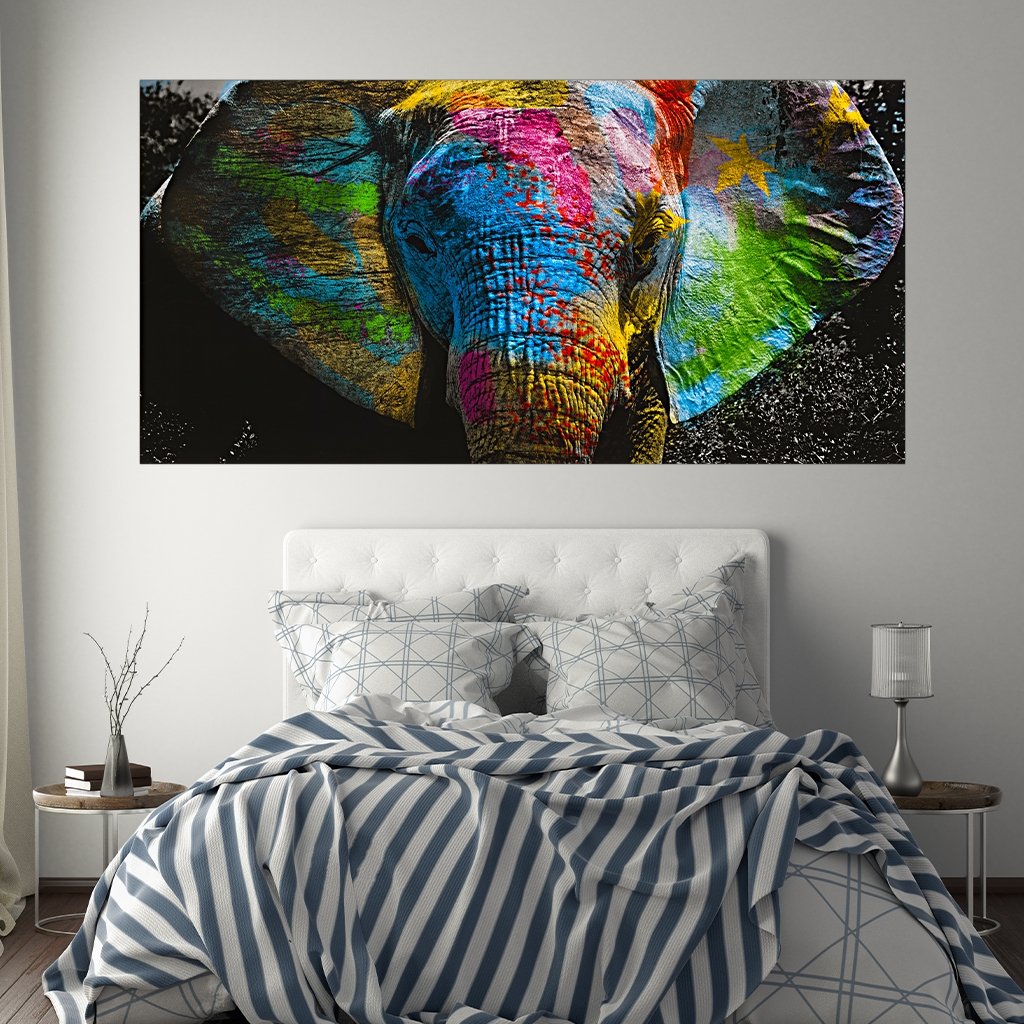 Das Motiv hängt in einem Schlafzimmer über einem Bett