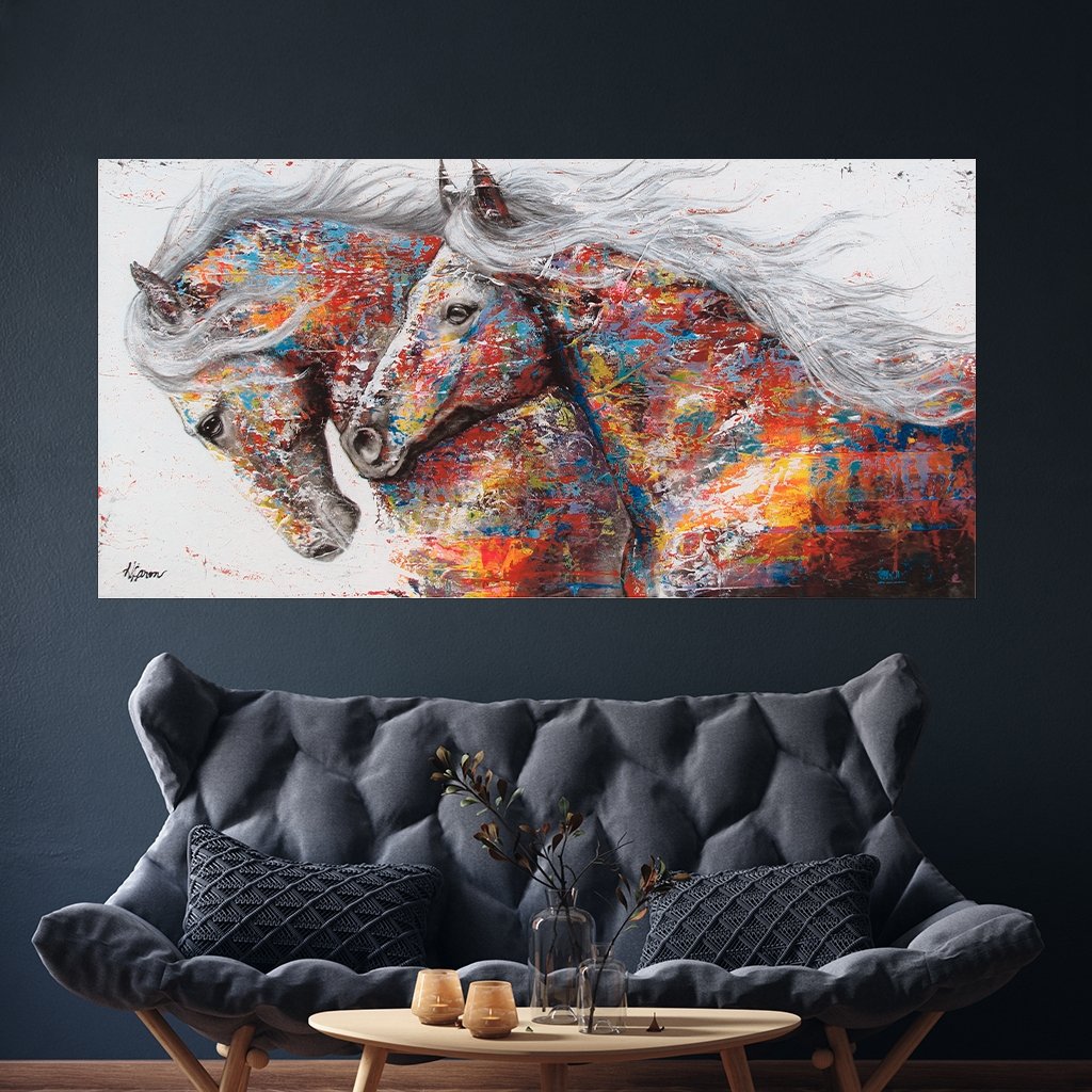 Das Motiv hängt über einem modernen Sofa