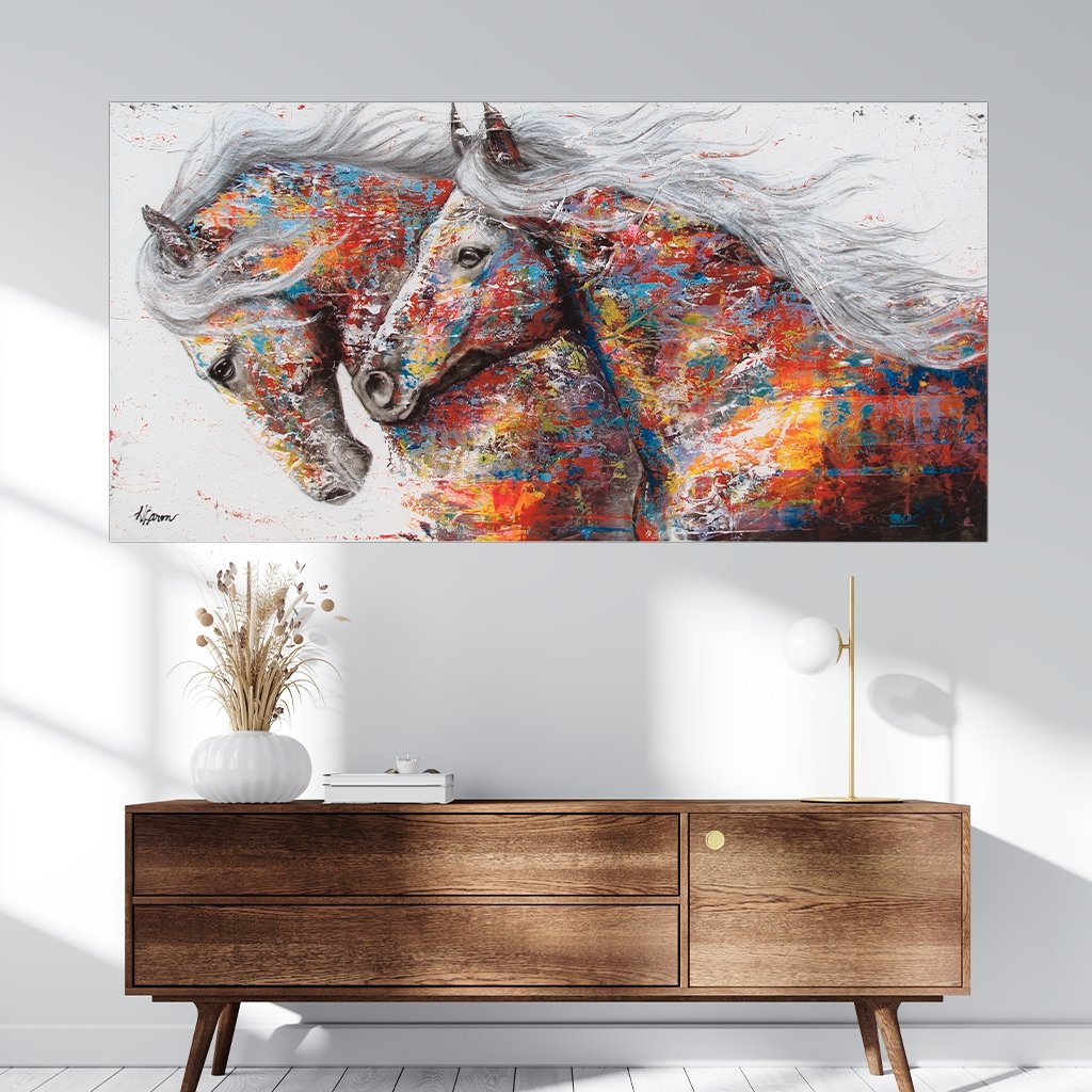 Das Motiv hängt über einer Kommode