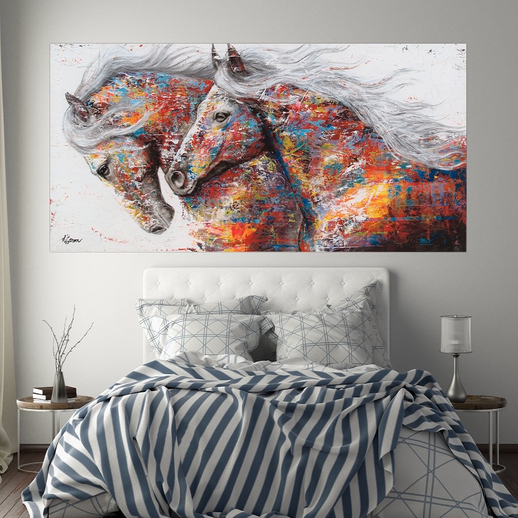 Das Motiv hängt in einem Schlafzimmer über einem Bett