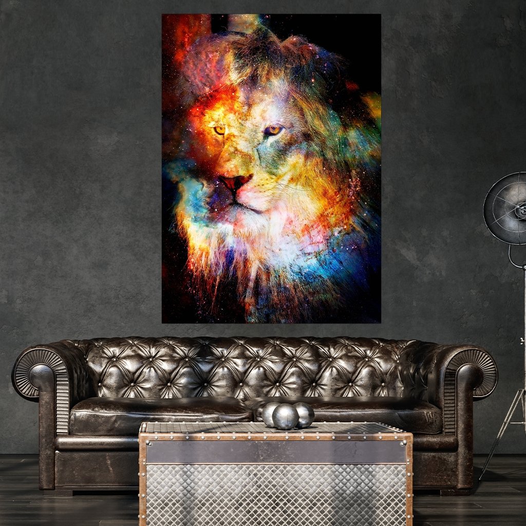 Das Motiv hängt in einem Wohnzimmer über einem Leder-Sofa