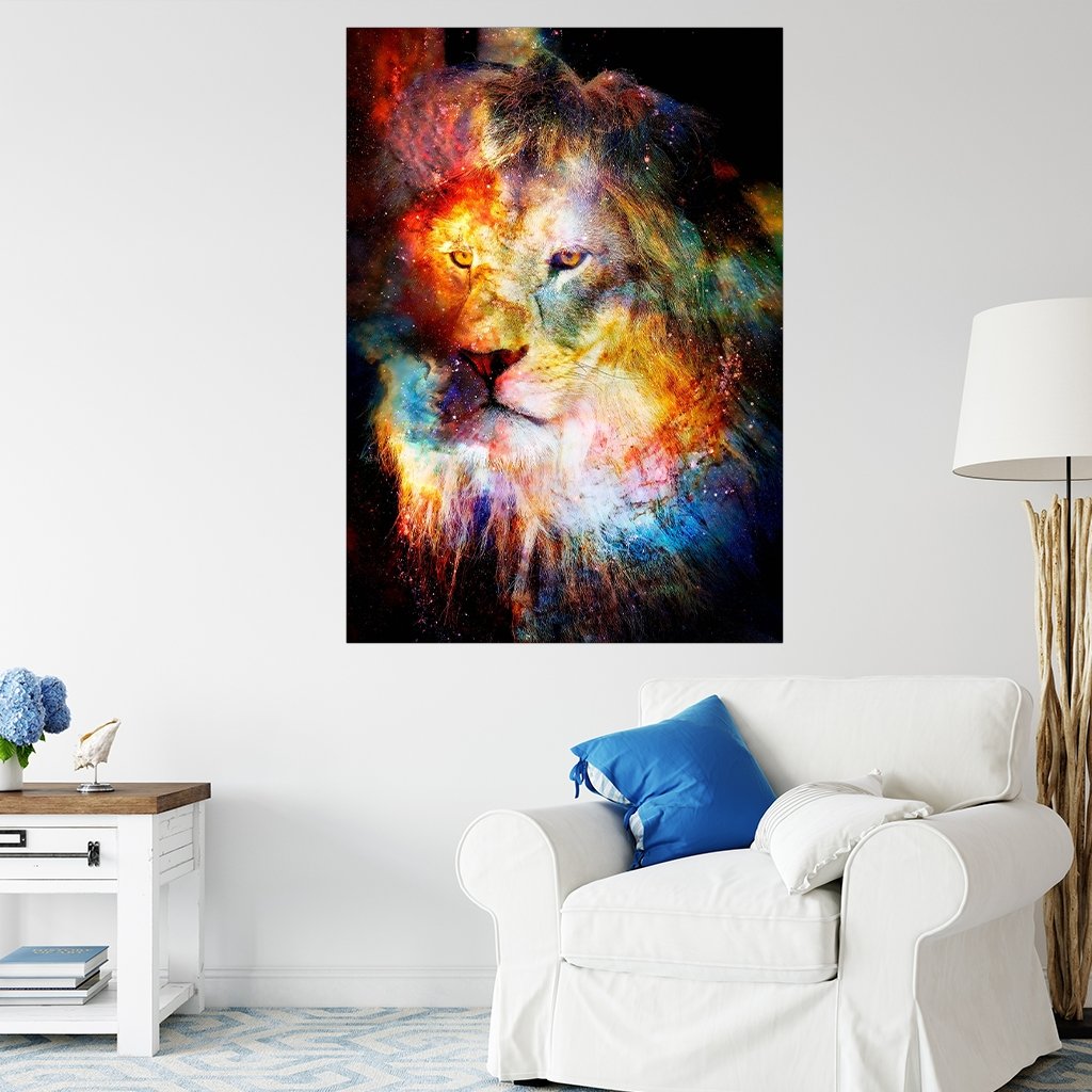 Das Motiv hängt über einem weißen Sessel