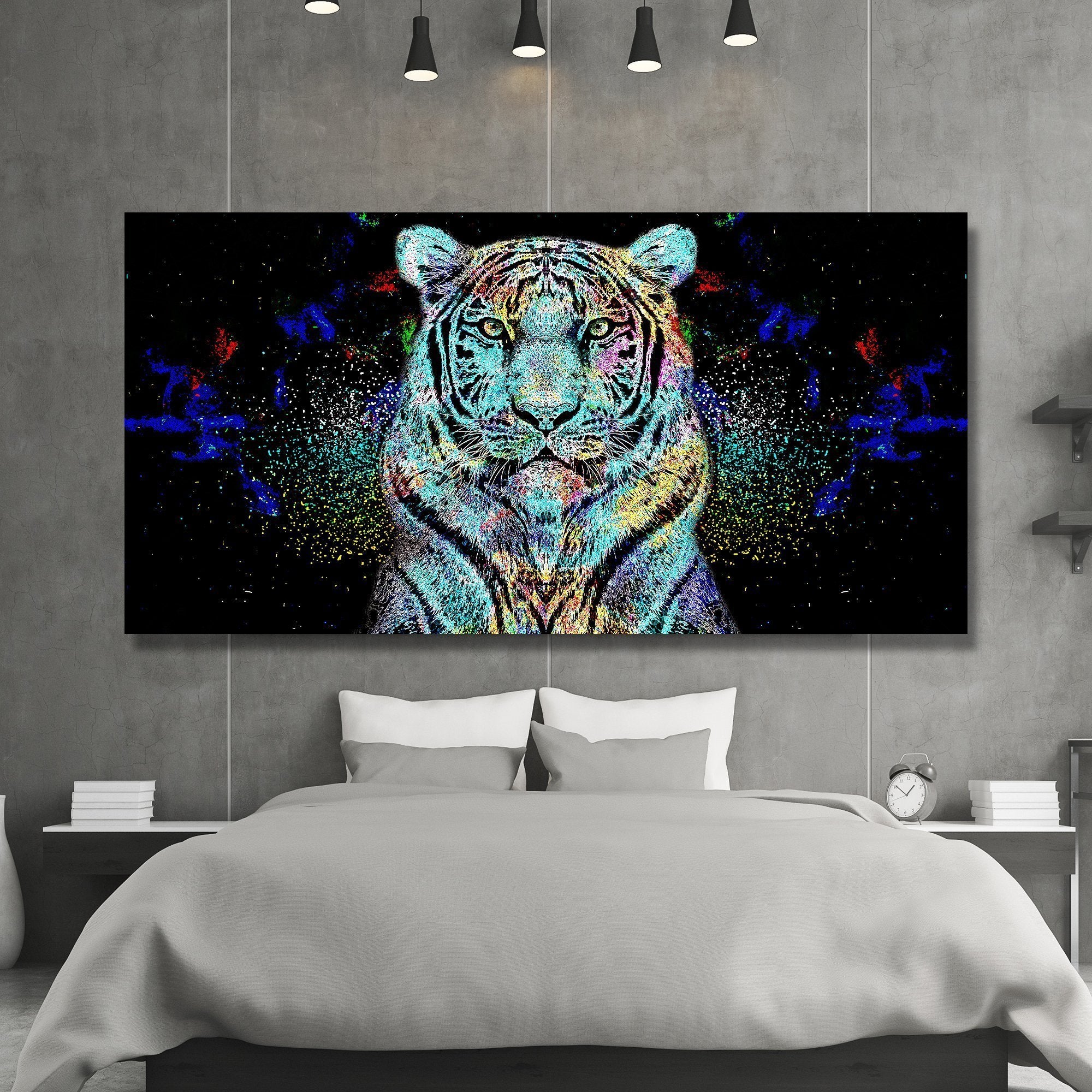 Das Motiv hängt in einem Schlafzimmer über einem Bett