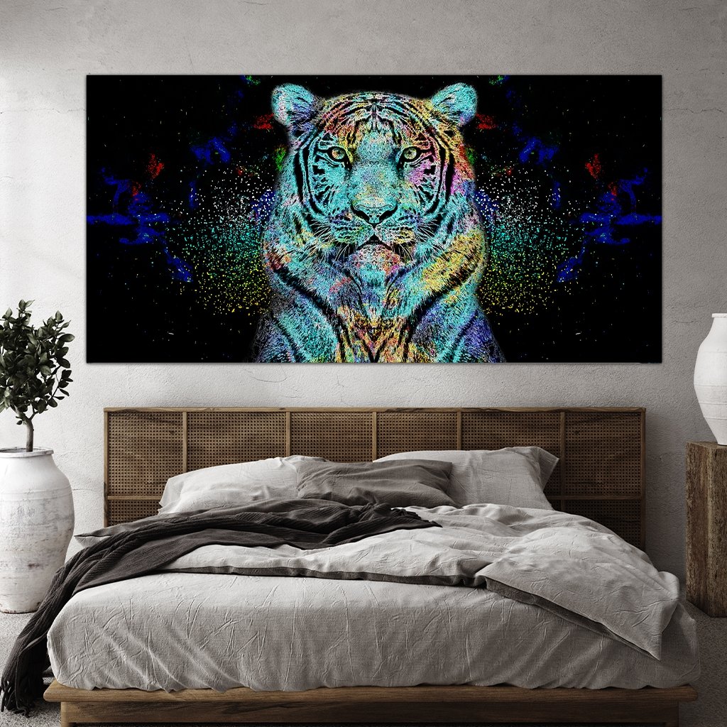 Das Motiv hängt in einem Schlafzimmer über einem Doppelbett