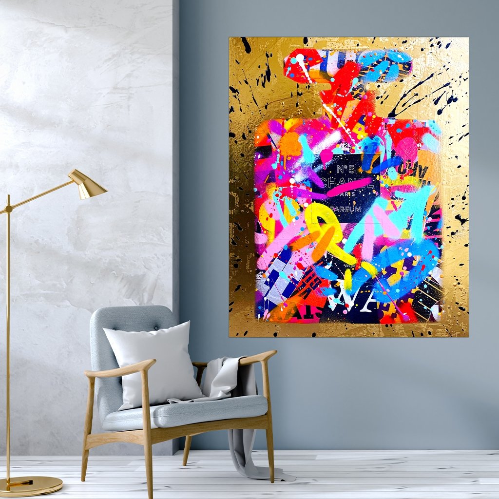 Das Motiv hängt neben einem modernen Stuhl