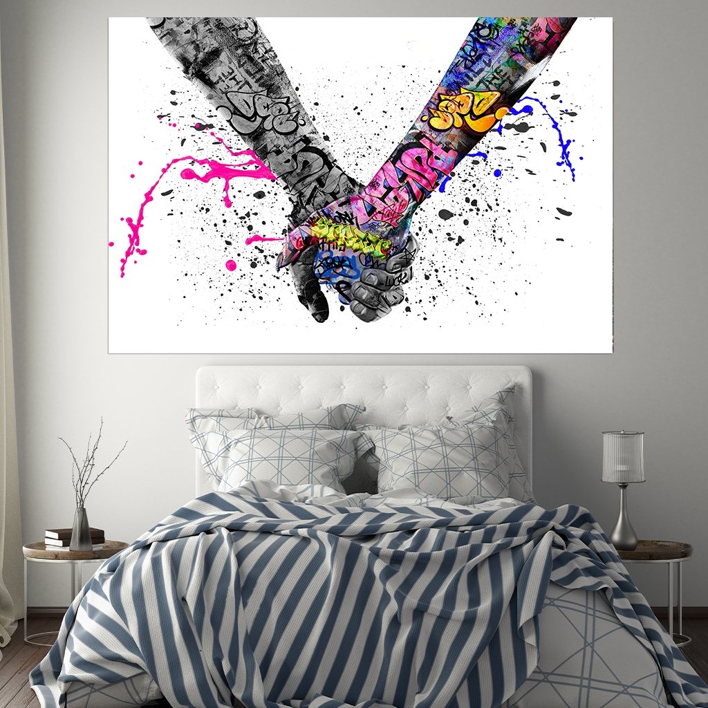 Das Motiv hängt in einem Schlafzimmer über einem Bett