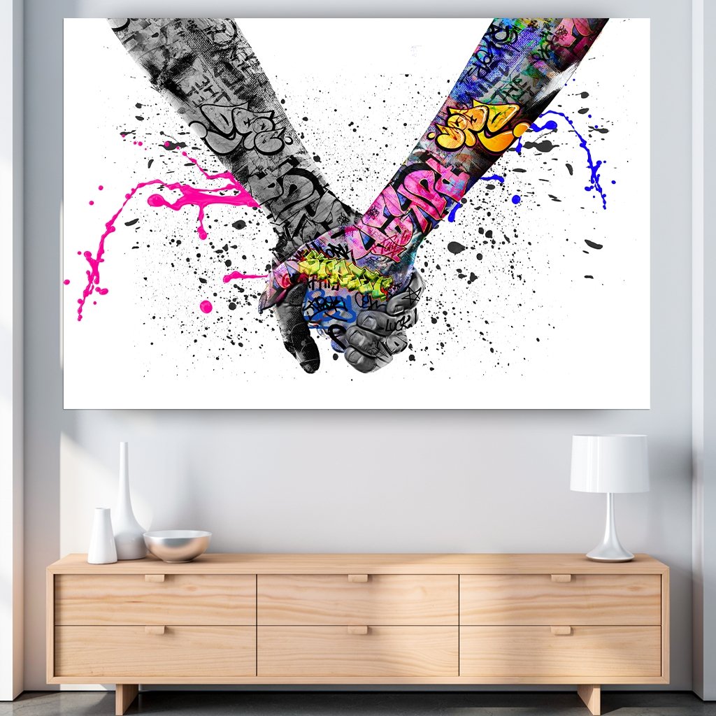 Das Motiv hängt über einer Kommode