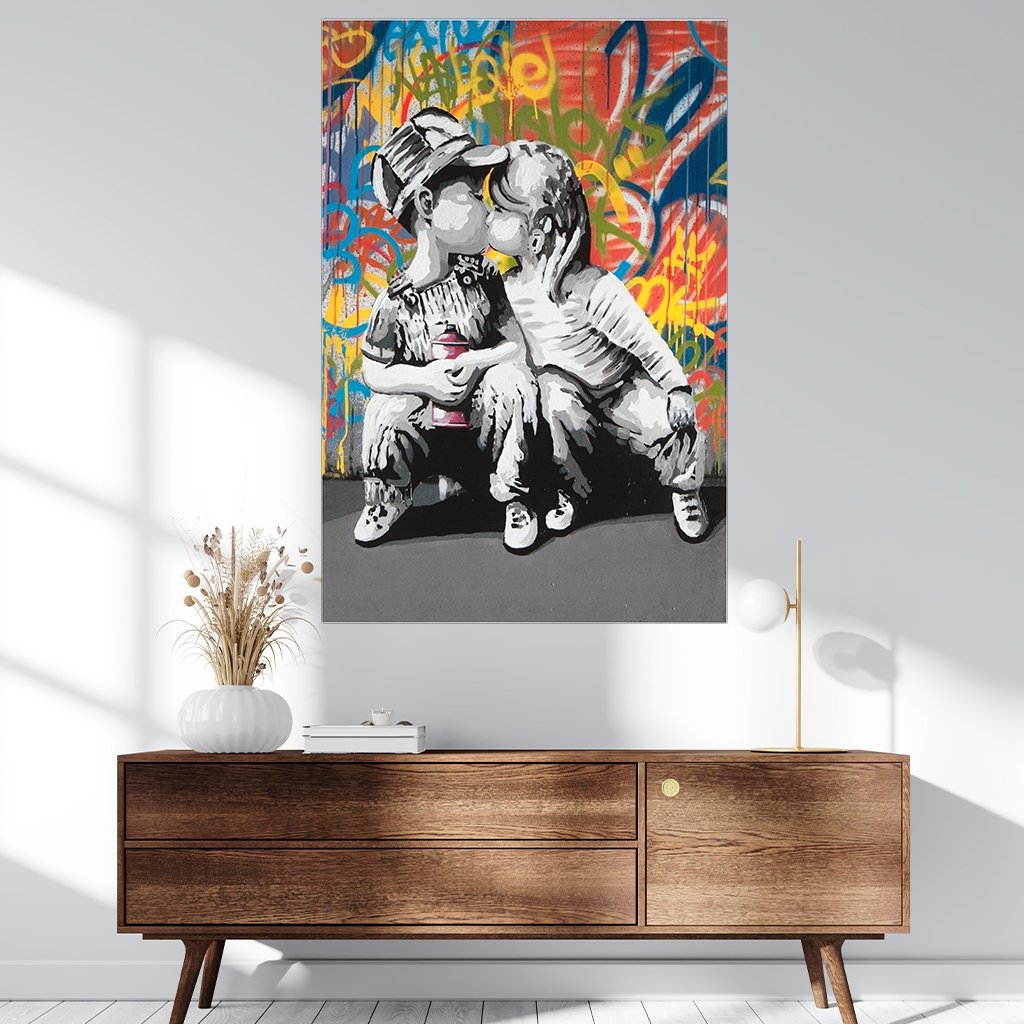 Das Motiv hängt über einer Kommode