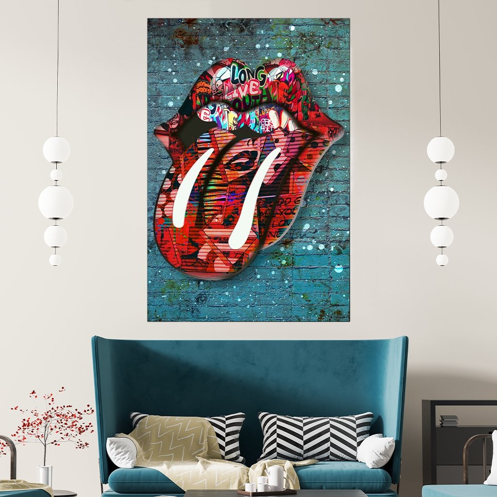 Das Motiv hängt über einer modernen Sitzgelegenheit