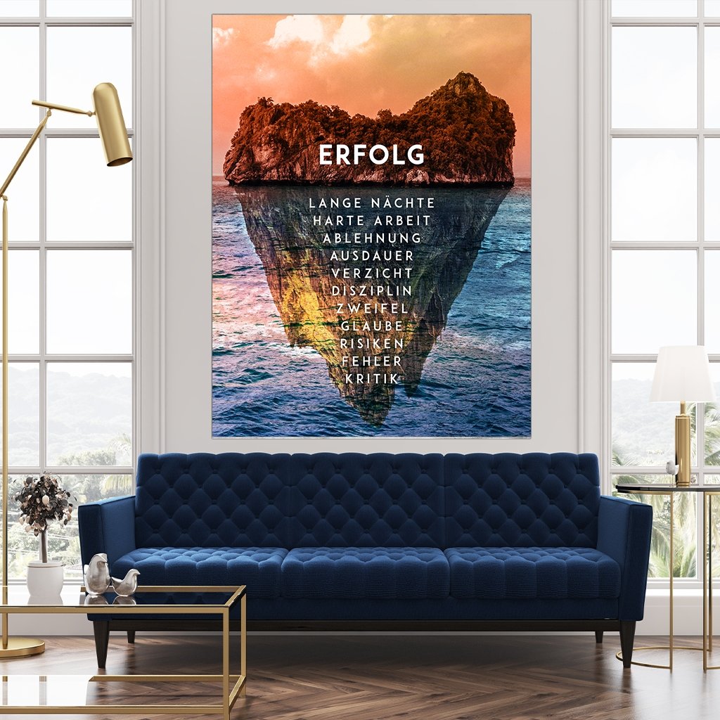 Das Motiv hängt über einem modernen Sofa zwischen zwei Fenstern