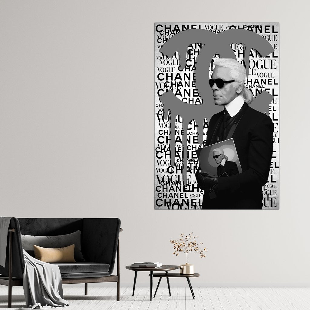 Das Motiv hängt neben einer modernen Sitzgelegenheit