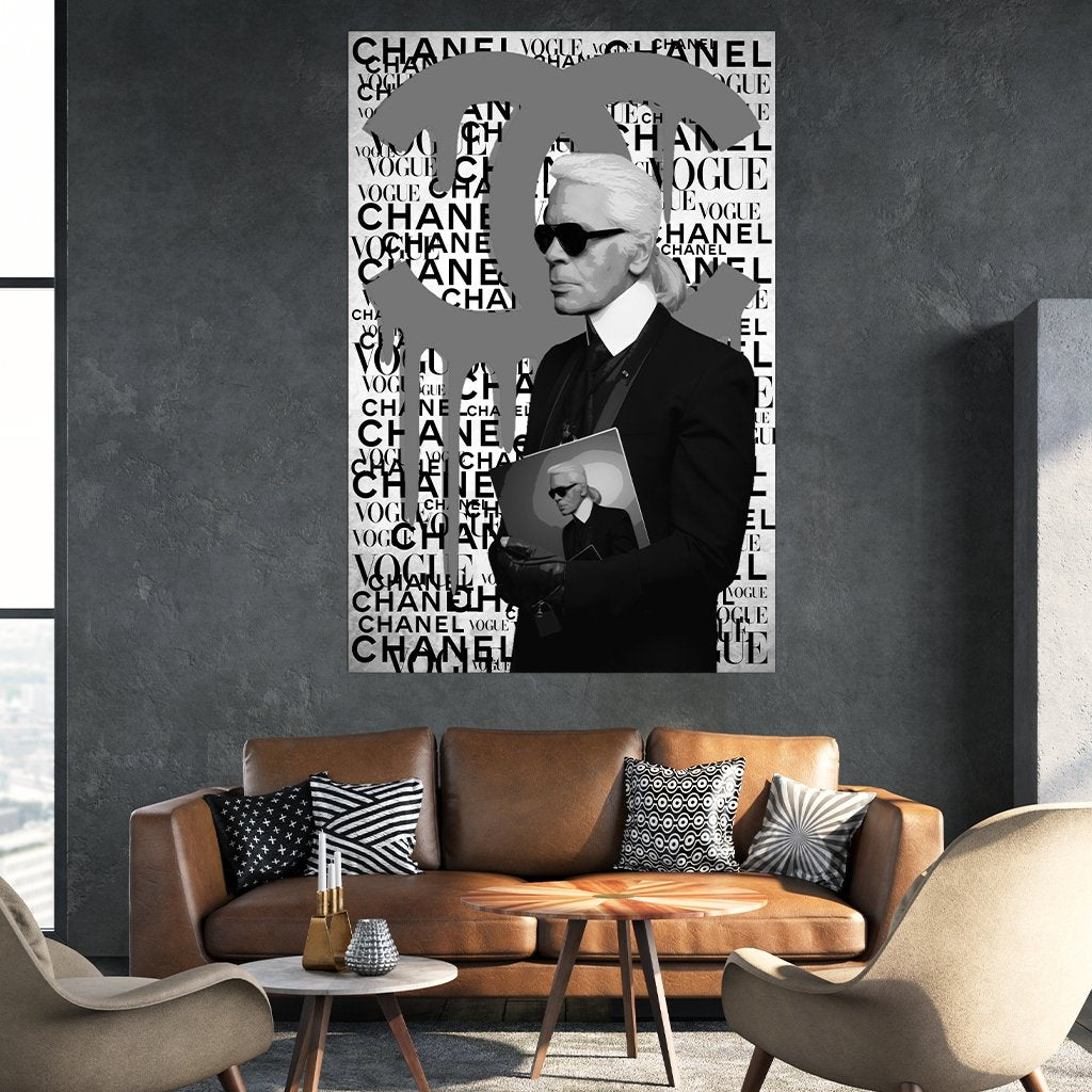 Das Motiv hängt über einem Leder-Sofa