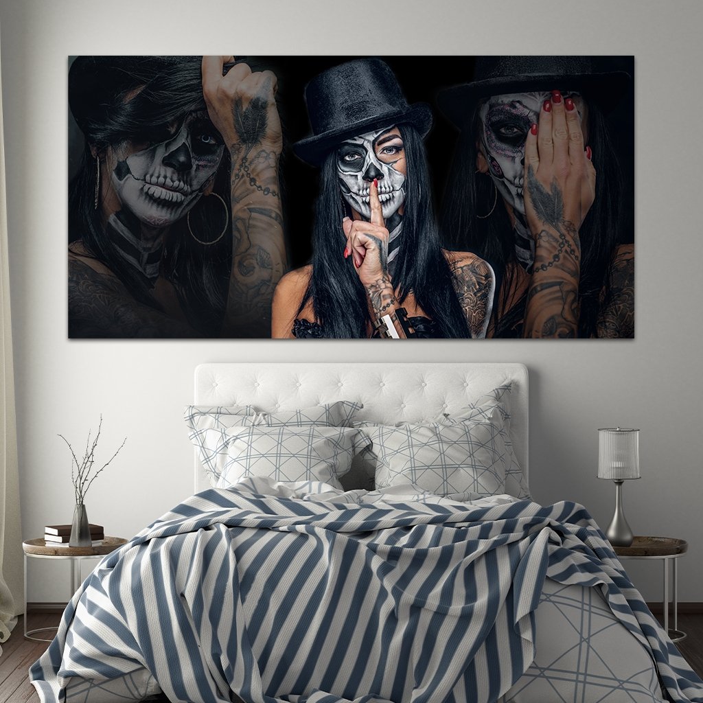 Das Motiv hängt in einem Schlafzimmer über einem Bett