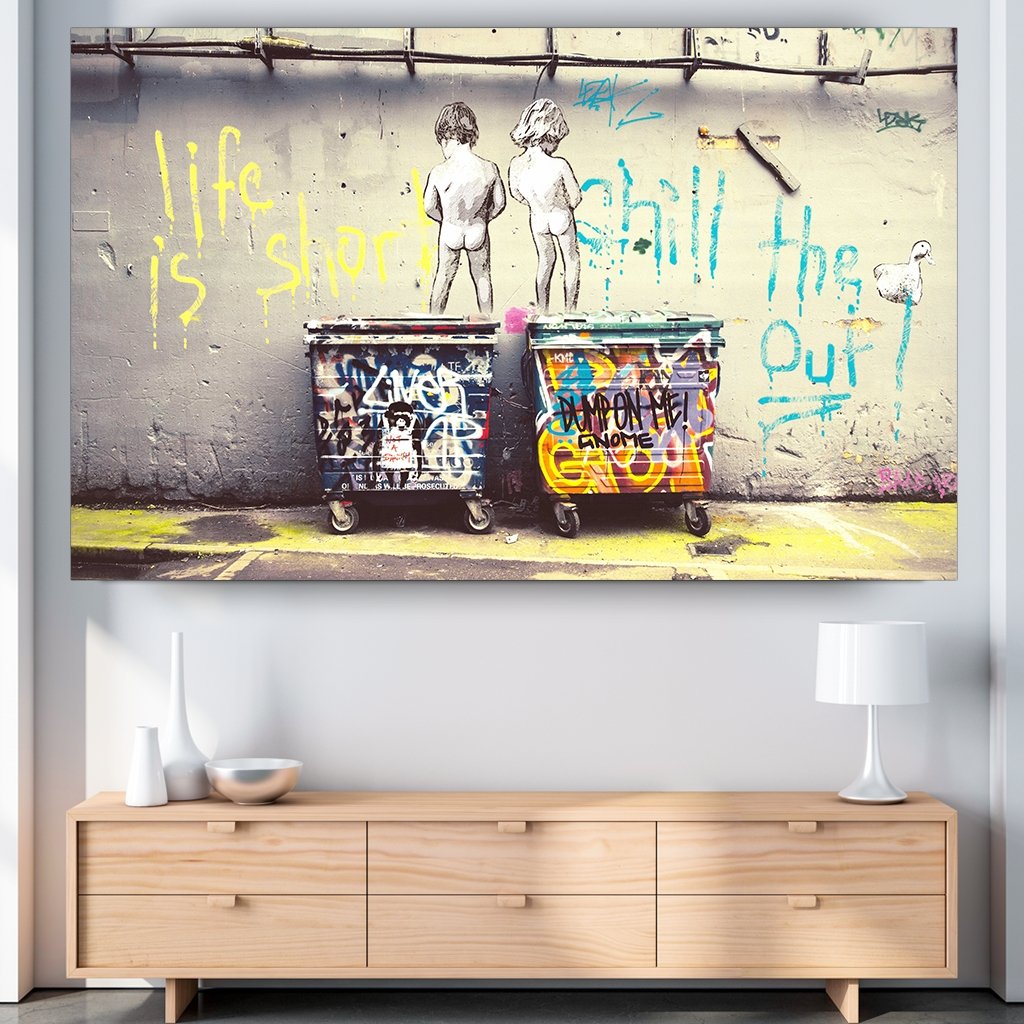 Das Motiv hängt über einer Kommode