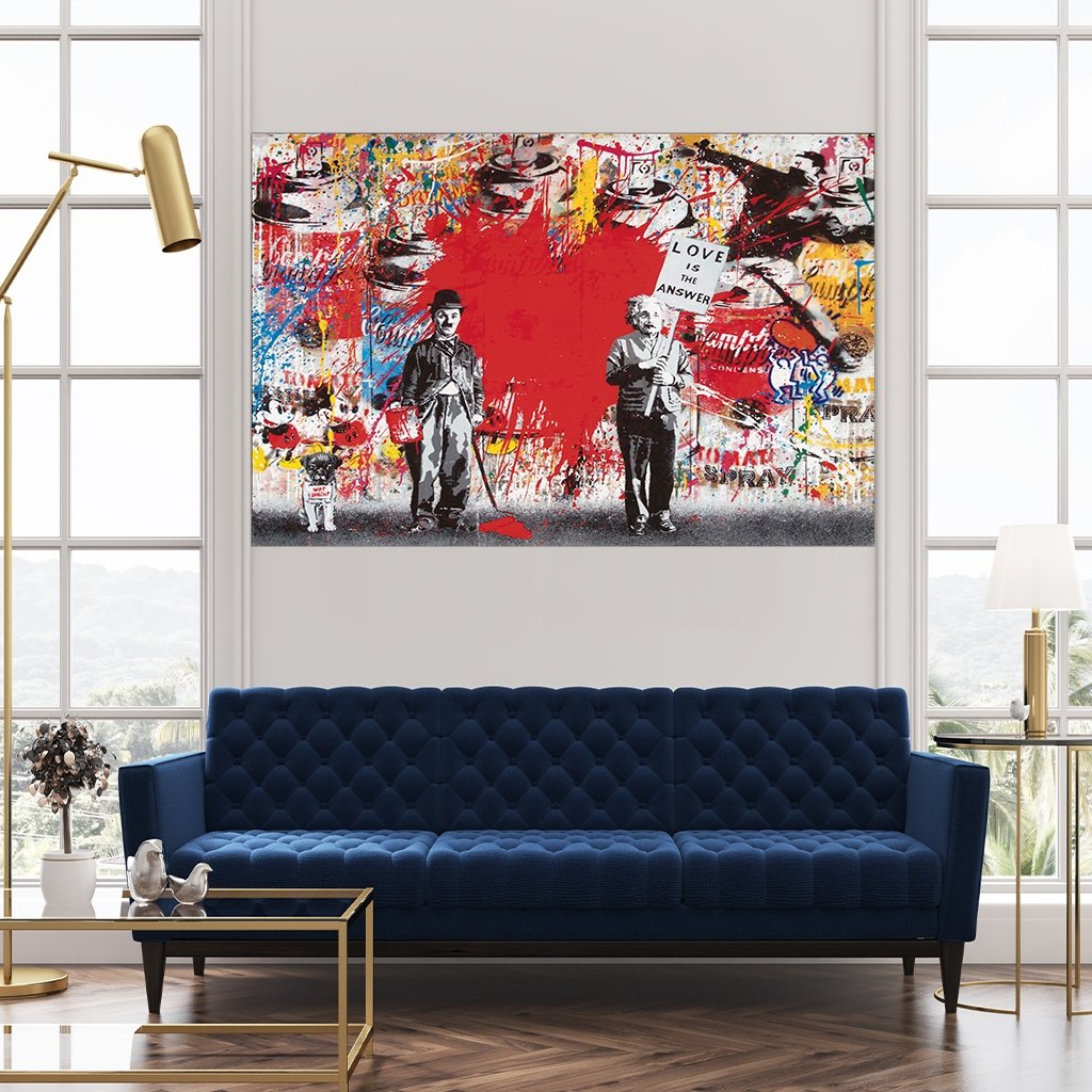 Das Motiv hängt über einem modernen Sofa zwischen zwei Fenstern