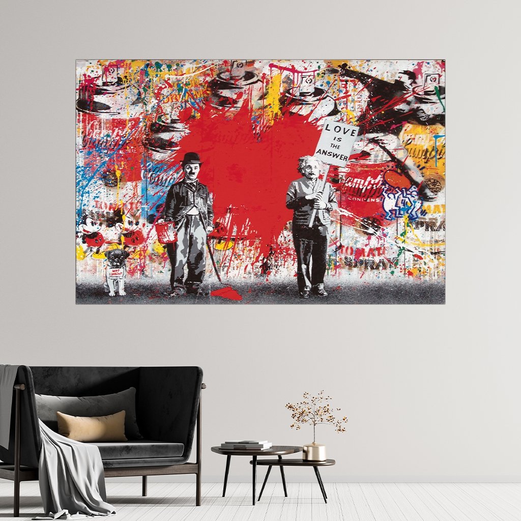 Das Motiv hängt über einer modernen Sitzgelegenheit