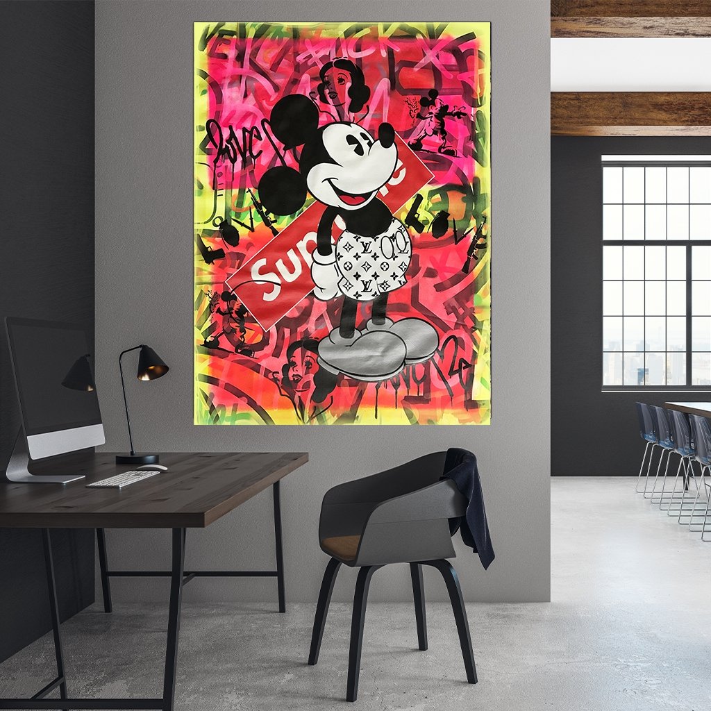 Das Motiv hängt neben einem Arbeitsplatz