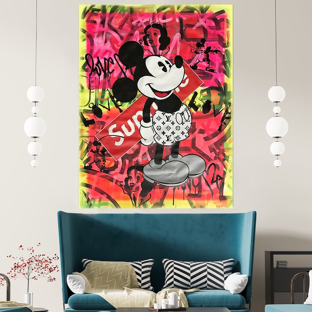 Das Motiv hängt über einer modernen Sitzgelegenheit