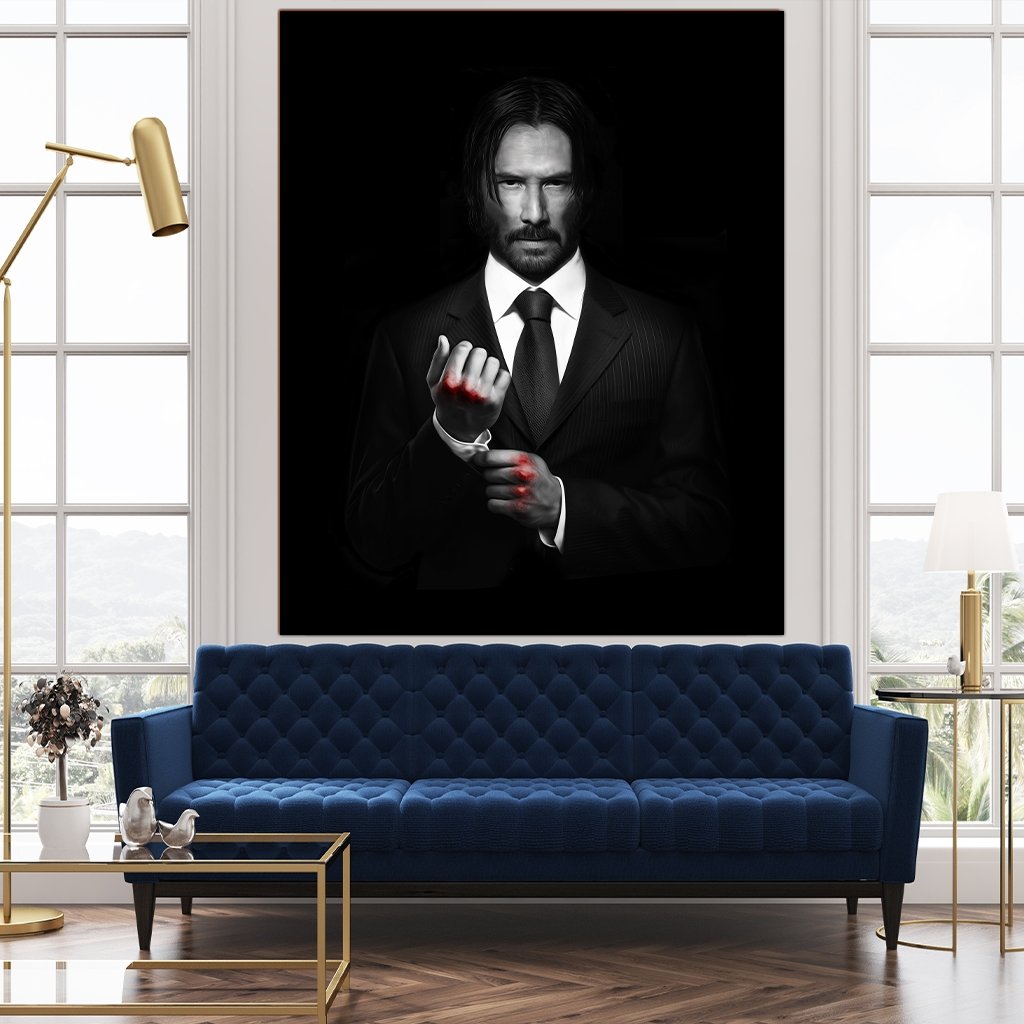 Das Motiv hängt über einem modernen Sofa zwischen zwei Fenstern