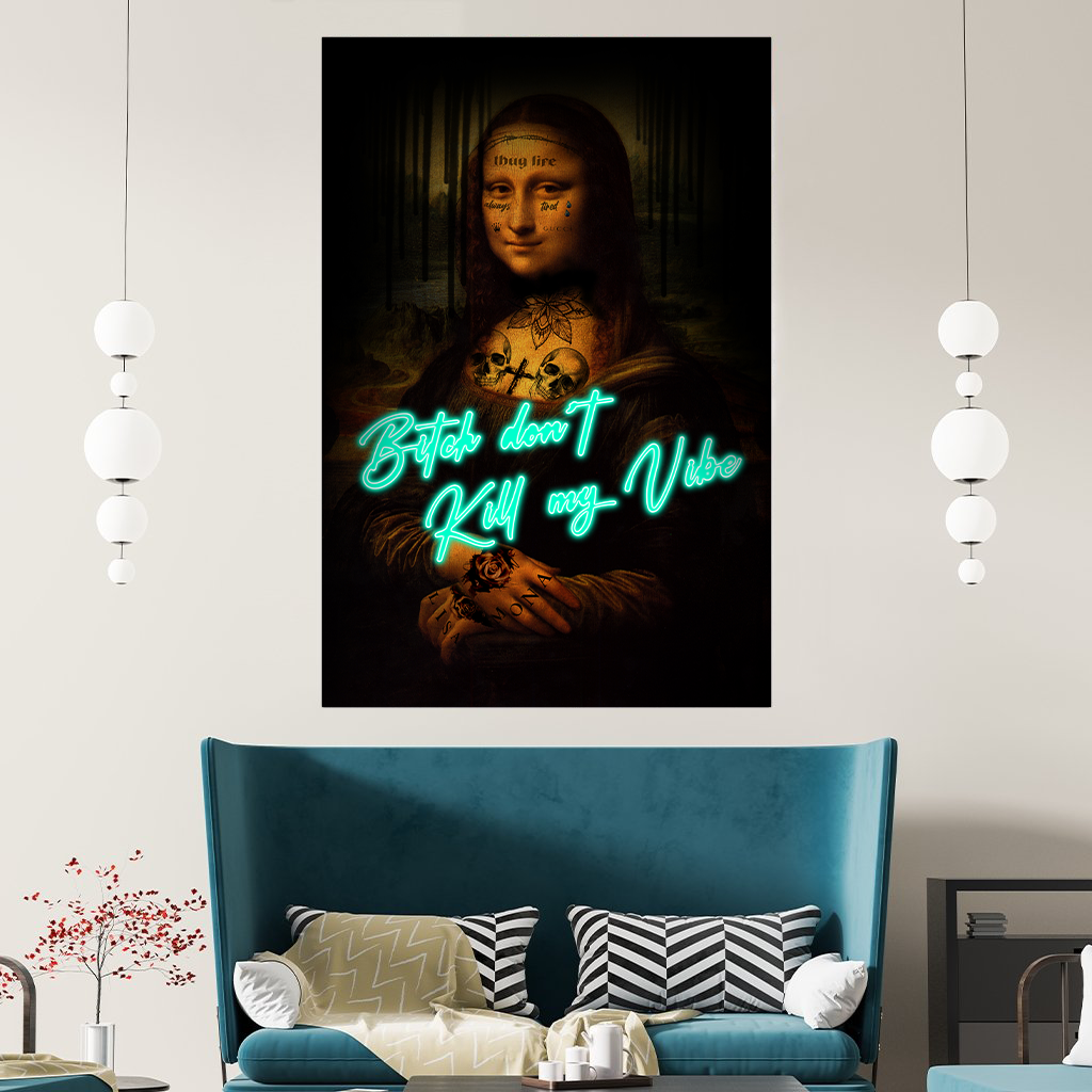 Das Motiv hängt über einer modernen Sitzgelegenheit