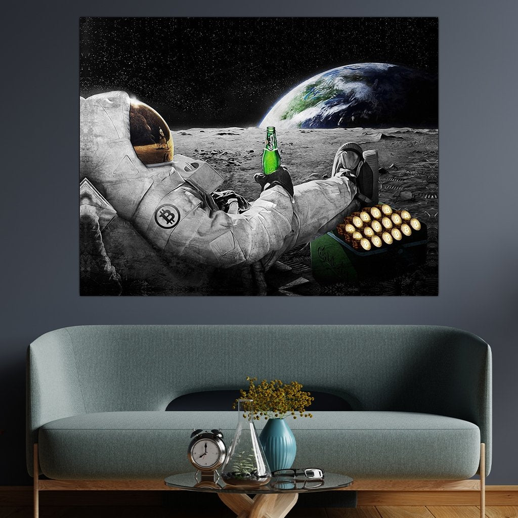 Das Motiv hängt über einer modernen Couch