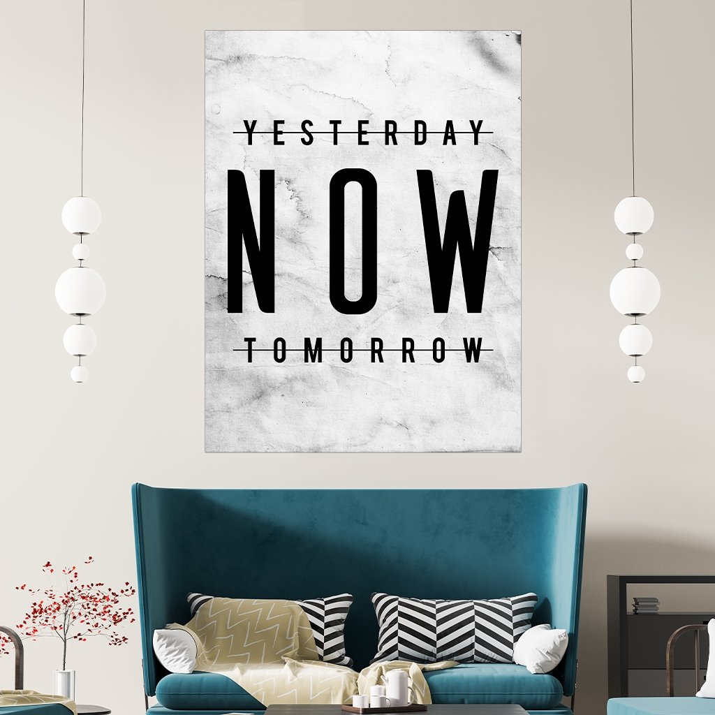 Das Motiv hängt über einer modernen Sitzgelegenheit