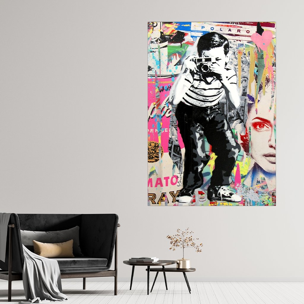 Das Motiv hängt neben einer modernen Sitzgelegenheit