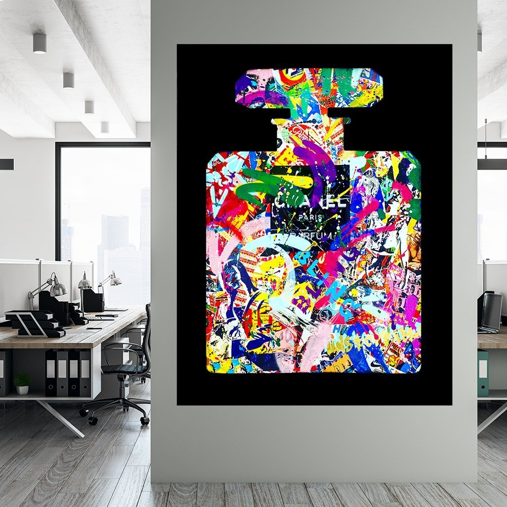 Das Motiv hängt in einem Großraumbüro