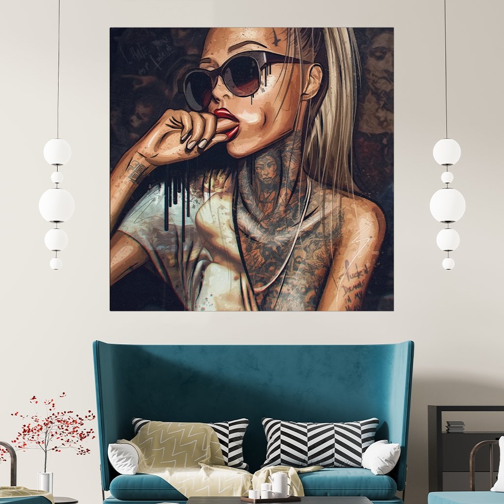 Das Motiv hängt über einer modernen Sitzgelegenheit