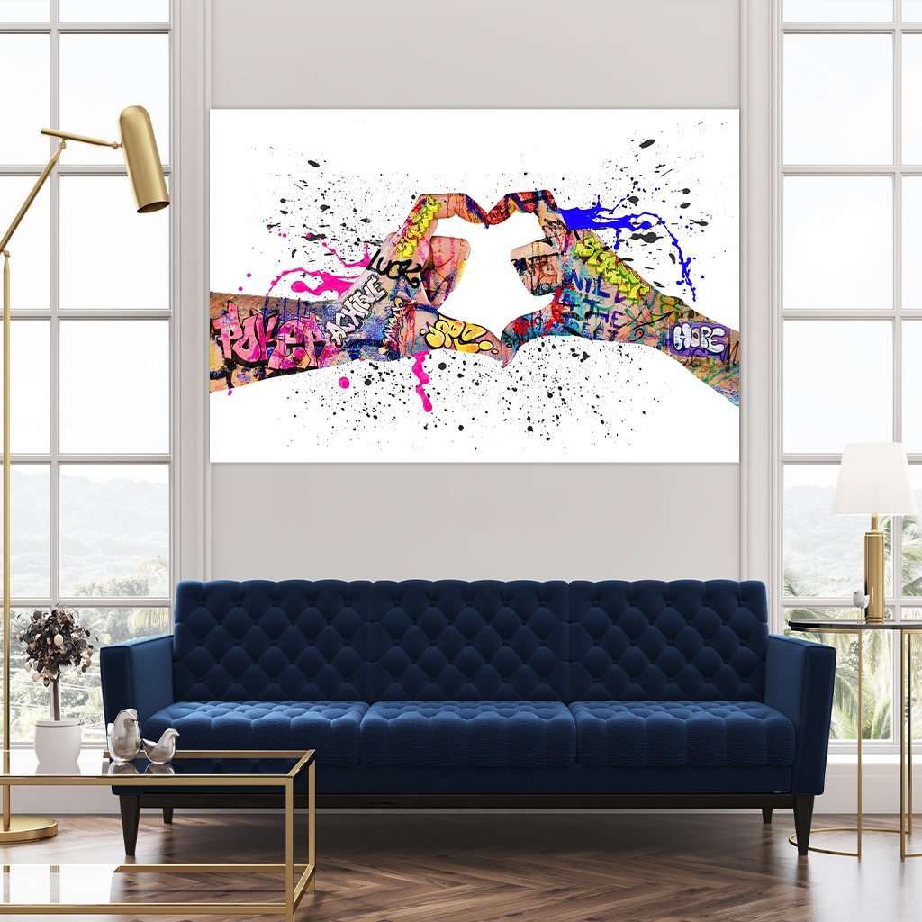 Das Motiv hängt über einem modernen Sofa zwischen zwei Fenstern