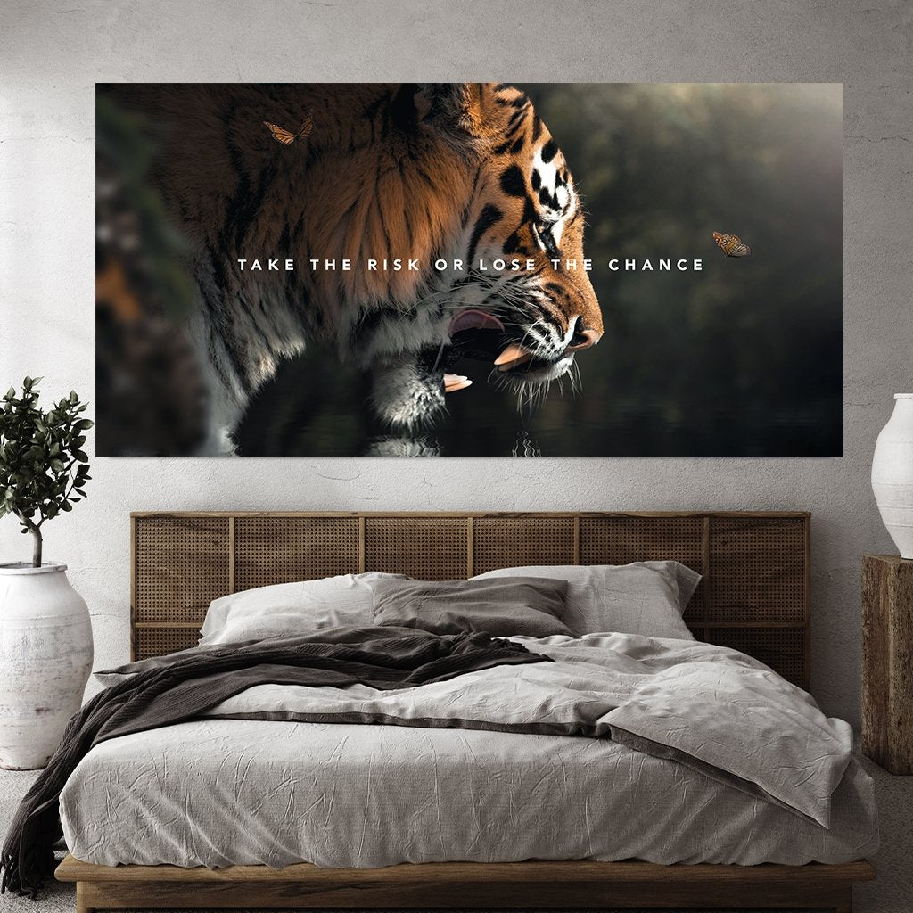 Das Motiv hängt in einem Schlafzimmer über einem Doppelbett