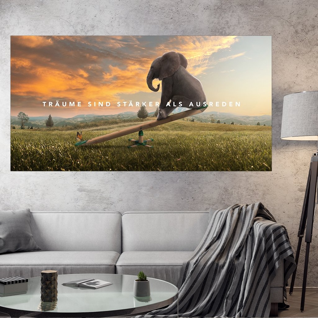 Das Motiv hängt in einem Wohnzimmer über einem Sofa