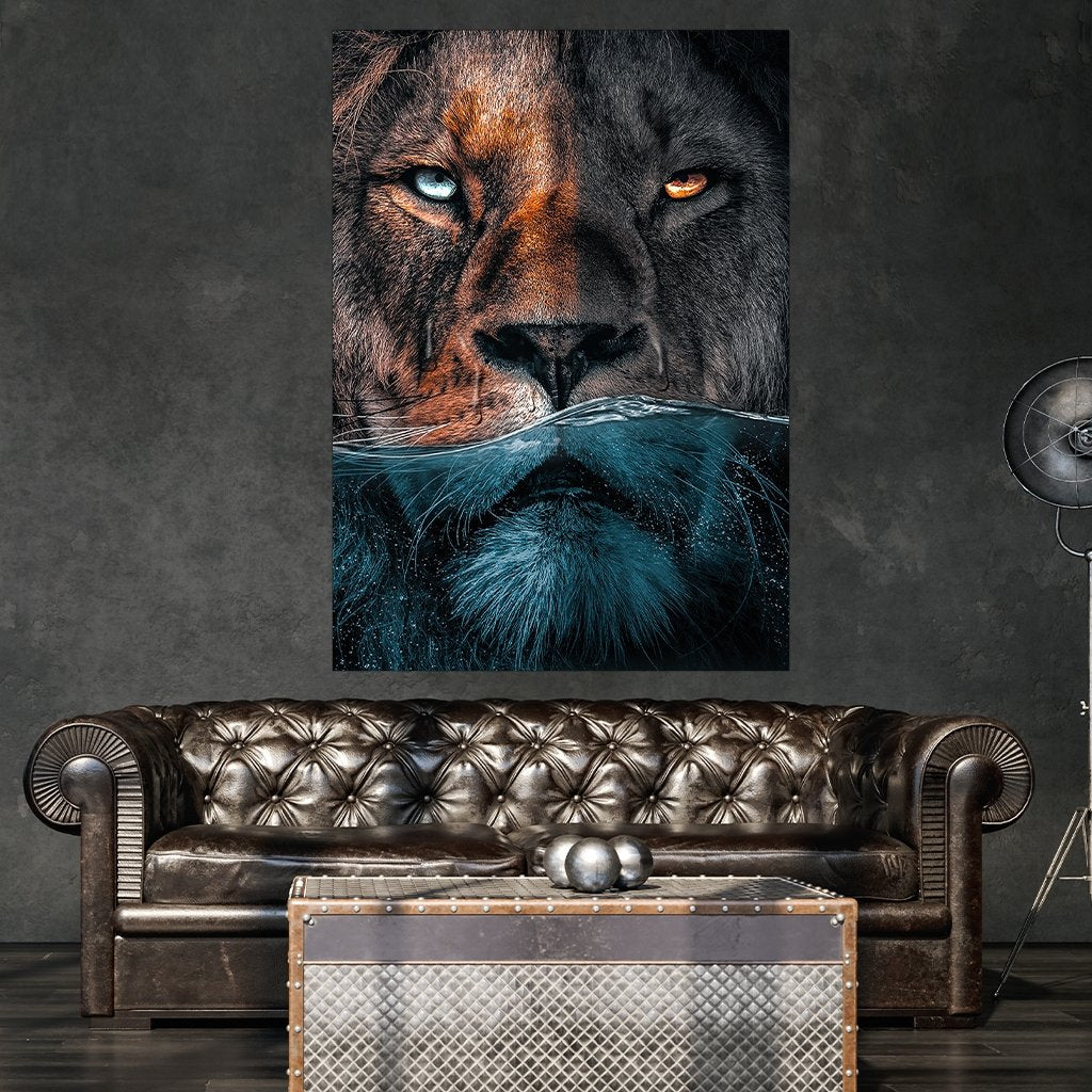 Das Motiv hängt über einem Leder-Sofa