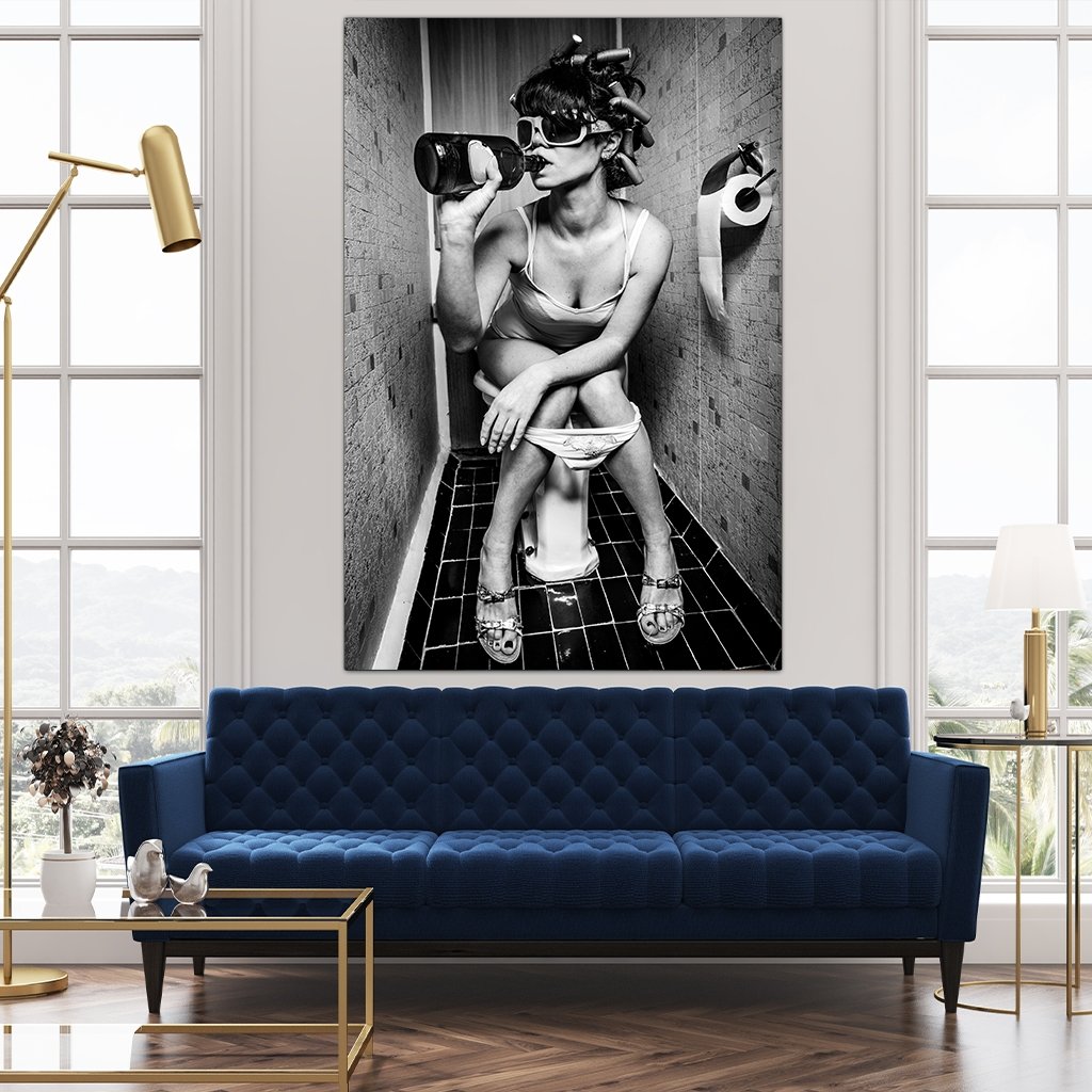 Das Motiv hängt über einem modernen Sofa zwischen zwei Fenstern