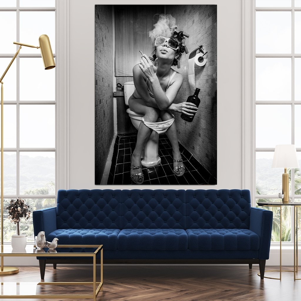 Das Motiv hängt über einem modernen Sofa zwischen zwei Fenstern